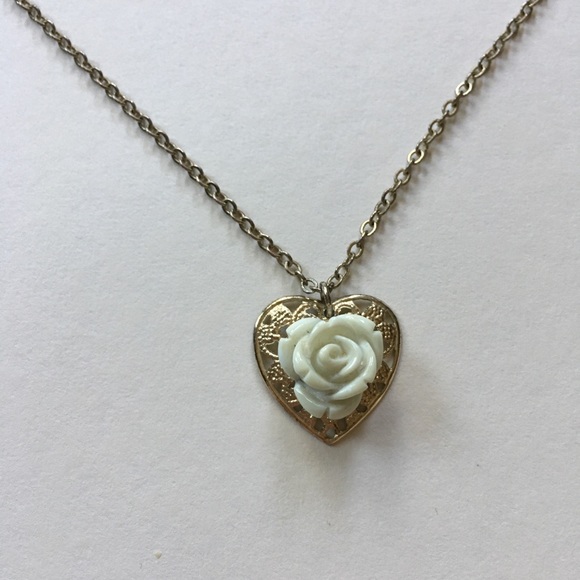 UO Mint Hearts & Flowers Necklace - Picture 3 of 5